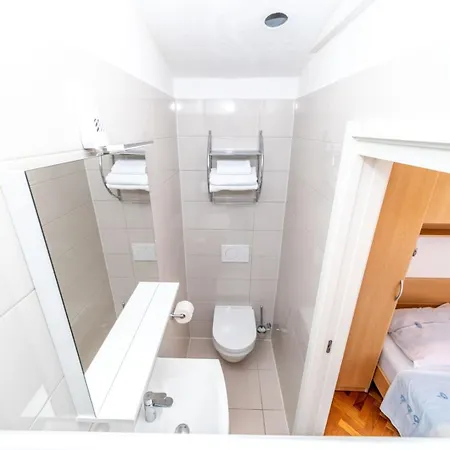 Pende 3122 בית הארחה