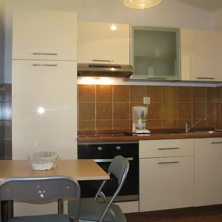 Pende 3122 בית הארחה Banjol